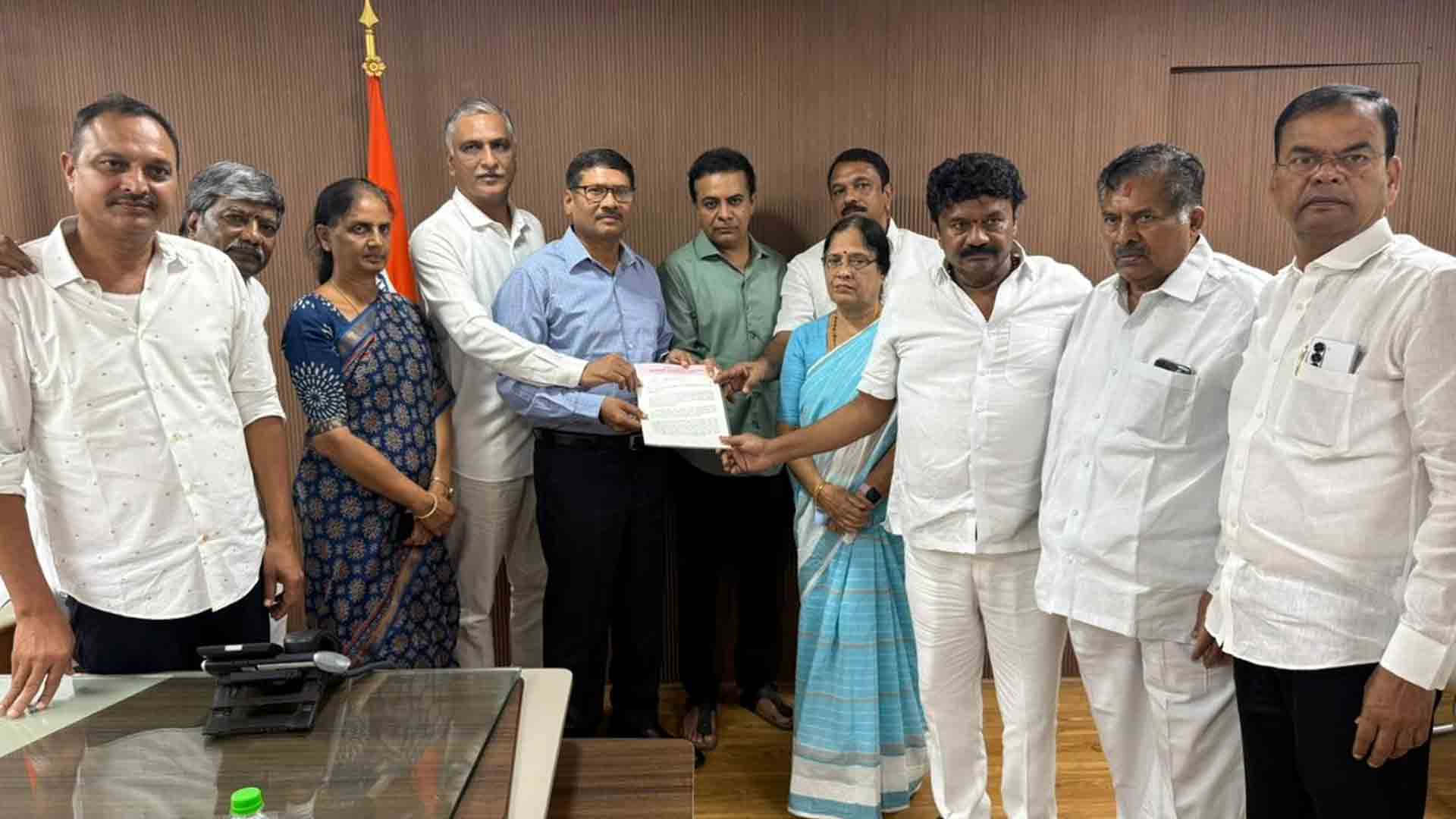 BRS | ఆర్టీసీ ఎండీని కలిసిన కేటీఆర్‌ బృందం.. బస్‌ చార్జీలు తగ్గించాలని డిమాండ్‌