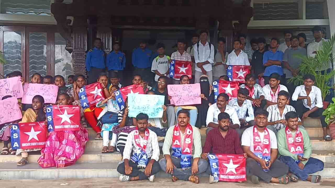 Degree semester fees | డిగ్రీ సెమిస్టర్‌ ఫీజు తగ్గించాలని కేయూలో నిరసన