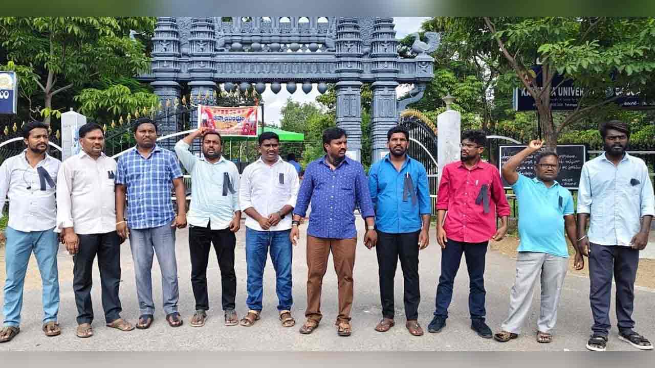 నమస్తే తెలంగాణ కార్యాలయంపై దాడిని ఖండిస్తున్నాం.. కేయూలో విద్యార్థి సంఘాల నిర‌స‌న