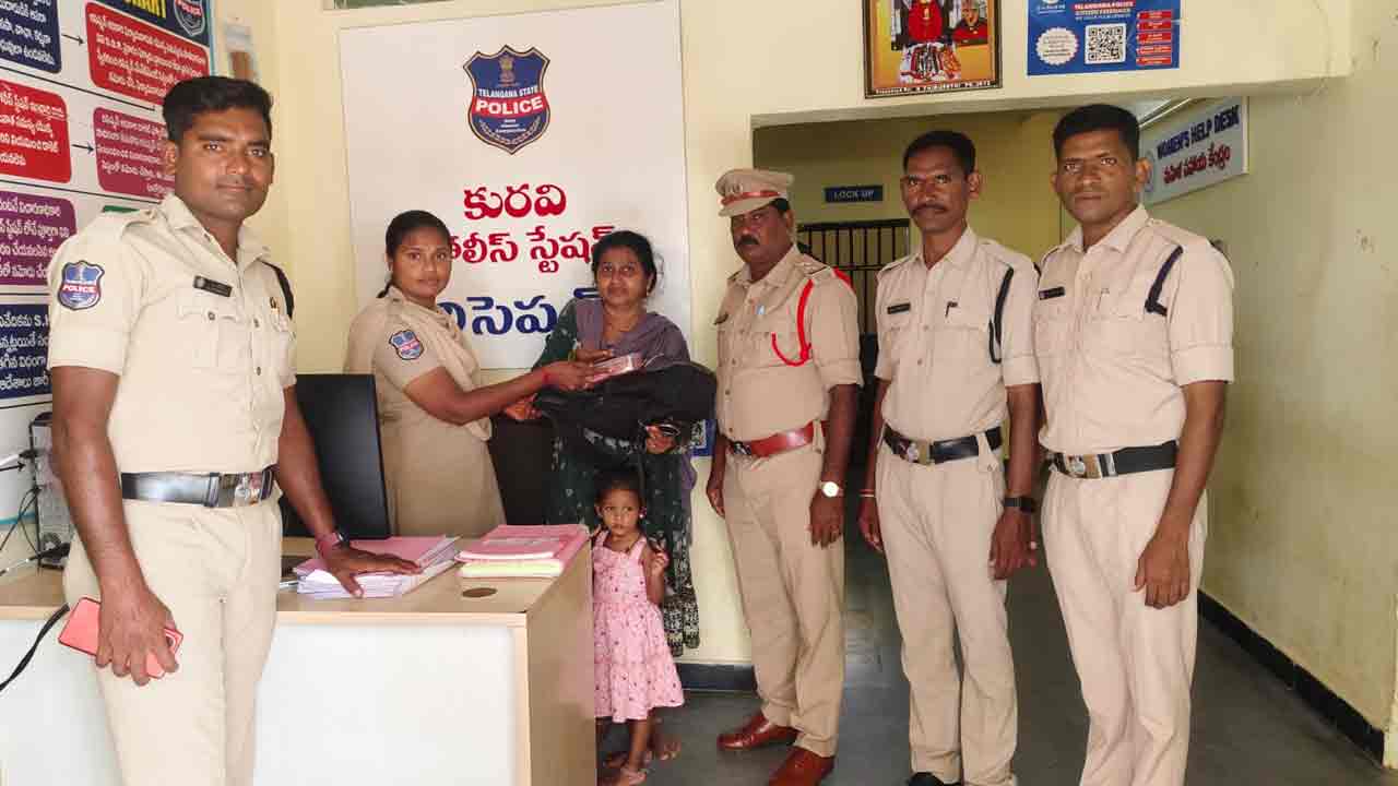 ఆటోలో మర్చిపోయిన బ్యాగ్.. కురవి పోలీసుల స్పందనతో తిరిగి దక్కింది