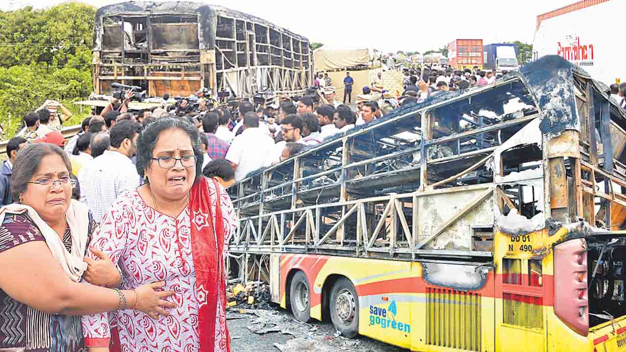 ట్రావెల్స్ బస్సులు