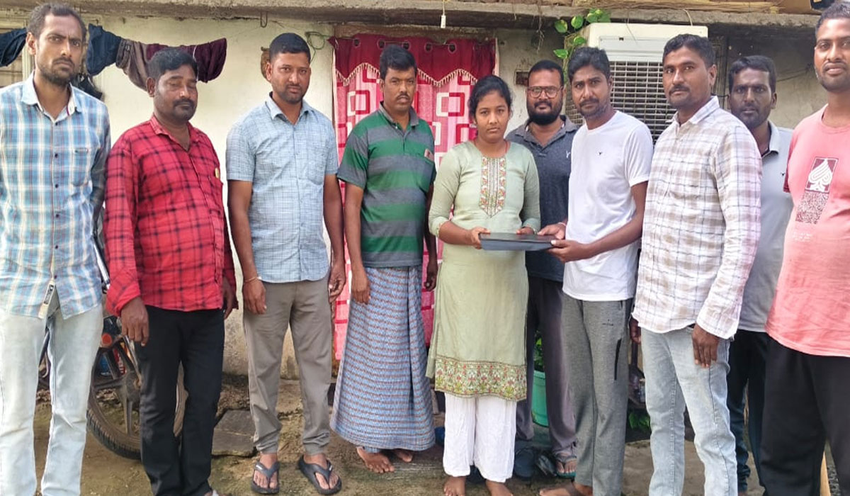 Laptop | హరిపురంలో విద్యార్థినికి ల్యాప్ టాప్ అందజేత