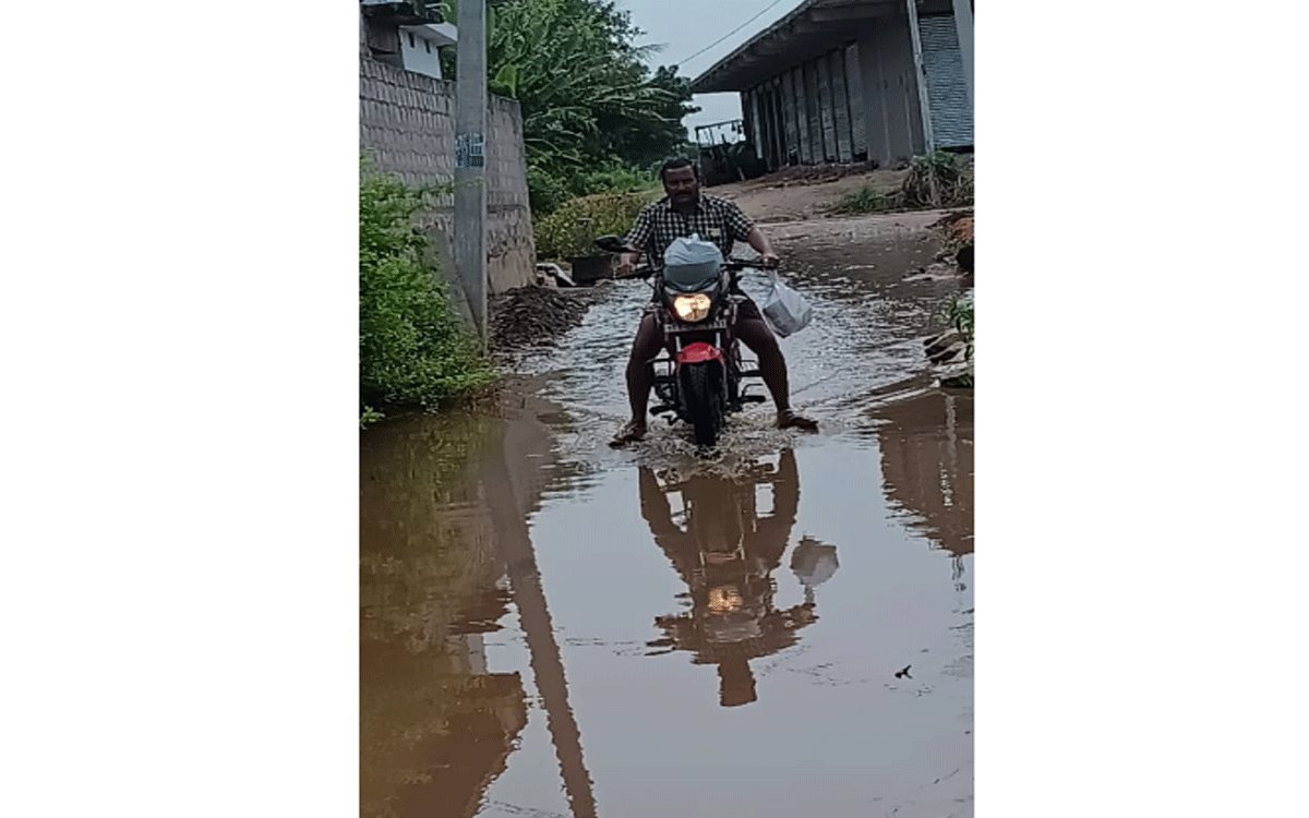 Penpahad : వర్షం వస్తే భయం భయం.. చెరువును తలపిస్తున్న లింగాల గ్రామ‌ వీధులు