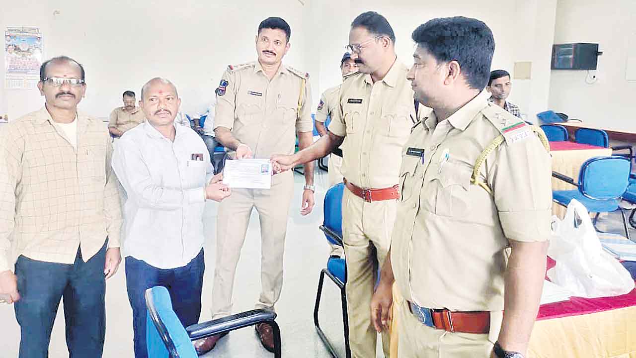 కొనసాగుతున్న దరఖాస్తుల స్వీకరణ