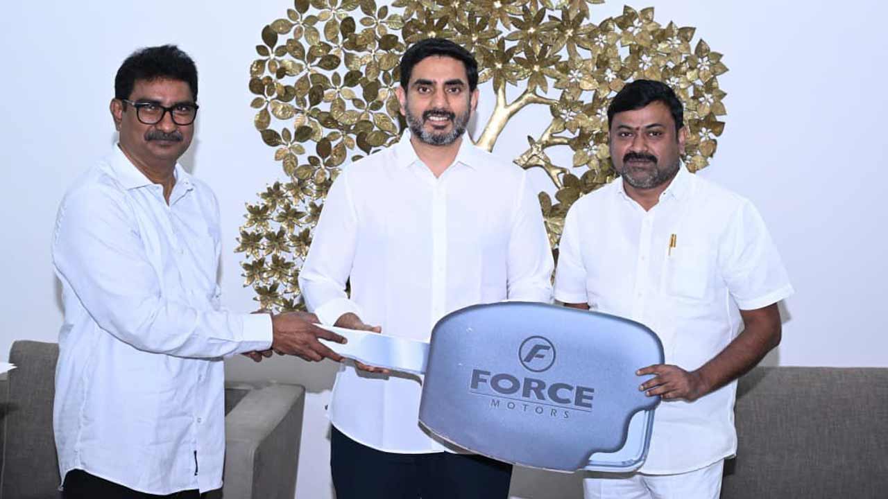 Srisailam | శ్రీశైలం దేవస్థానానికి సూర్య కన్ స్ట్రక్షన్స్ కంపెనీ మినీ బస్ విరాళం