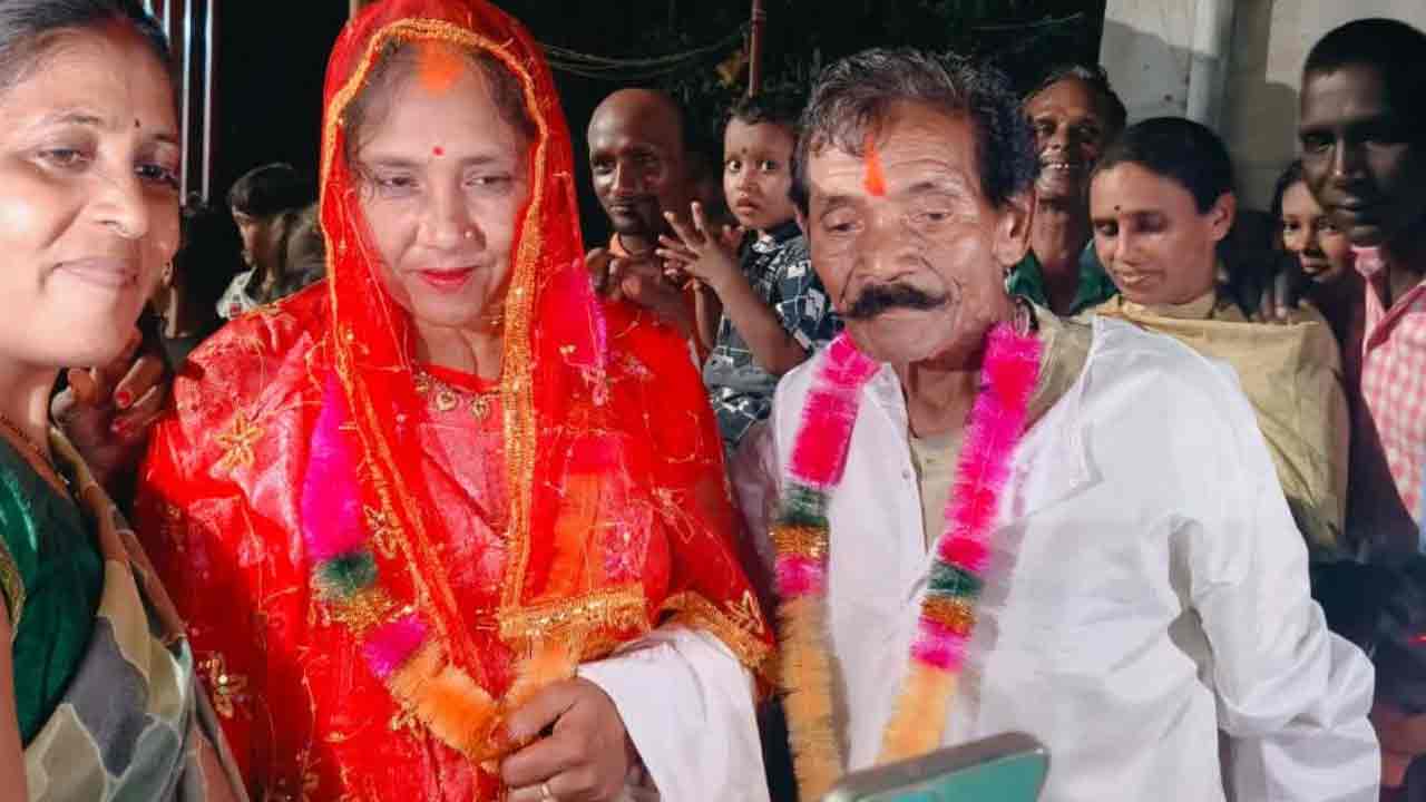 Love Marriage | 35 ఏండ్ల మ‌హిళ‌తో 70 ఏండ్ల వృద్ధుడి ప్రేమ పెళ్లి