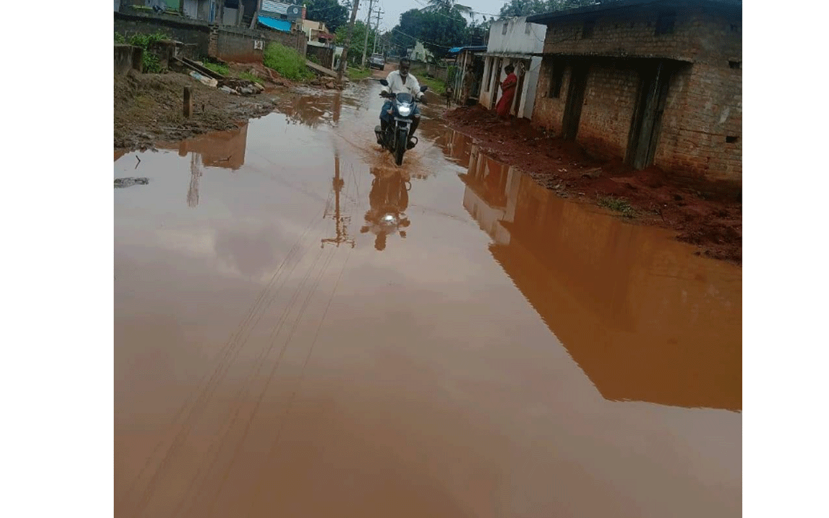 Karepally : చెరువును తలపిస్తున్న మాధారం అంతర్గత రహదారి