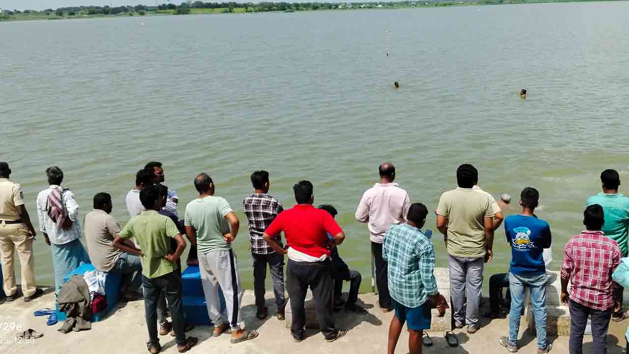 Madhira | ఈతకు వెళ్లి చెరువులో మునిగి యువకుడు గల్లంతు