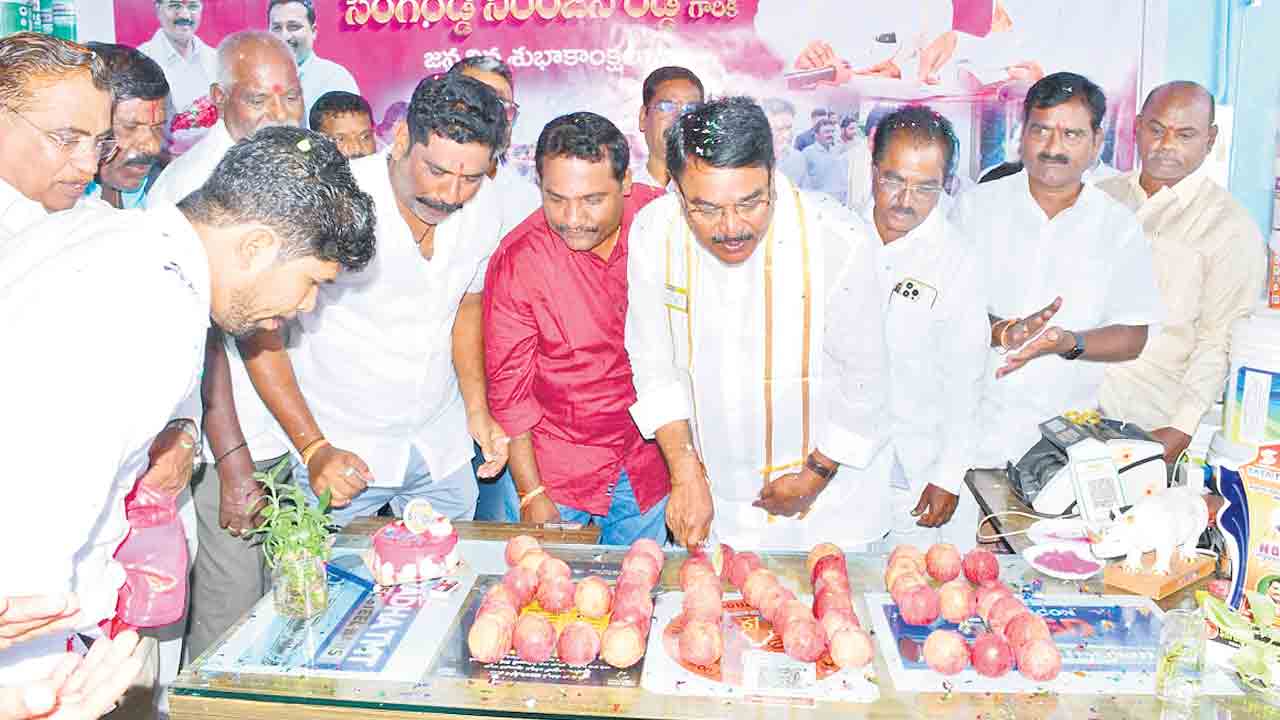జనహృదయ నేతకు నీరాజనం