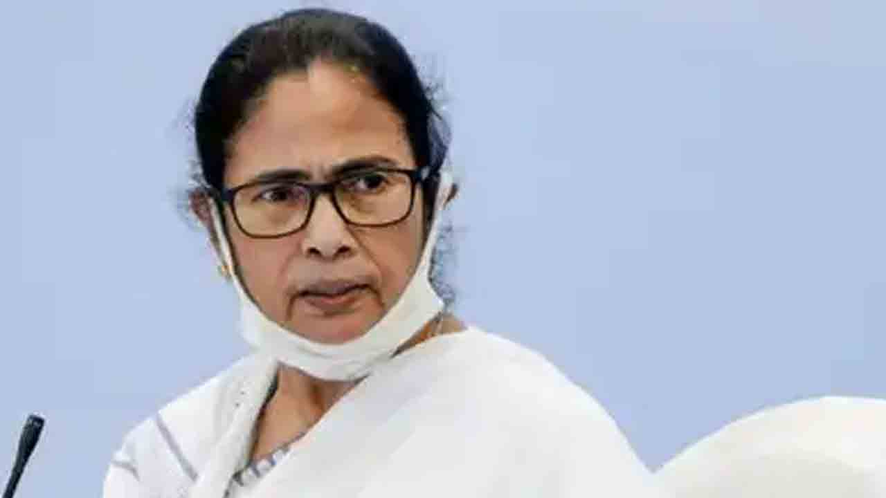 అర్ధరాత్రి ఎలా బయటకొచ్చింది?.. రేప్‌ బాధితురాలిపై మమత షాకింగ్‌ కామెంట్స్‌