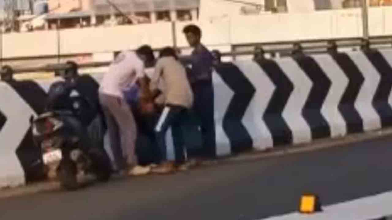 Watch: ఆన్లైన్లో అమ్మాయిని వేధించిన వ్యక్తి.. ఆమె స్నేహితులు ఏం చేశారంటే?