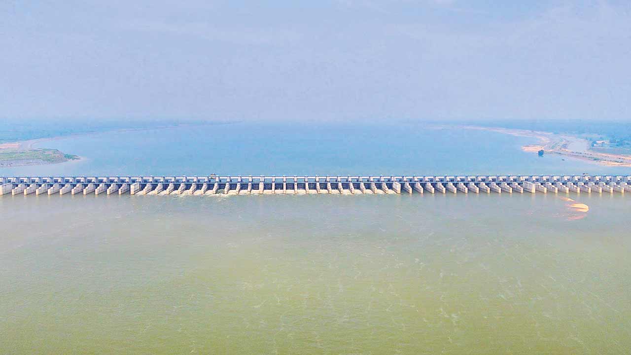 కమీషన్ల కోసమే కాలయాపన