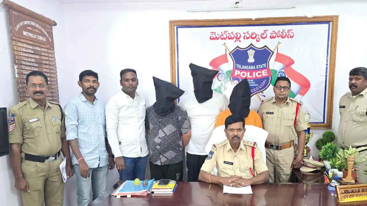 విలేకరుల ముసుగులో అక్రమ వసూళ్లు