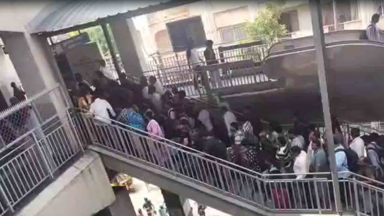 Hyderabad | ఎల్బీనగర్‌లో భారీగా ట్రాఫిక్‌ జామ్‌.. మెట్రో స్టేషన్‌ వద్ద కిక్కిరిసన జనం