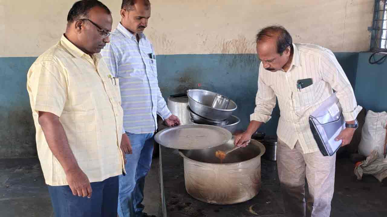 విద్యార్థులకు నాణ్యమైన భోజనం అందించాలి..