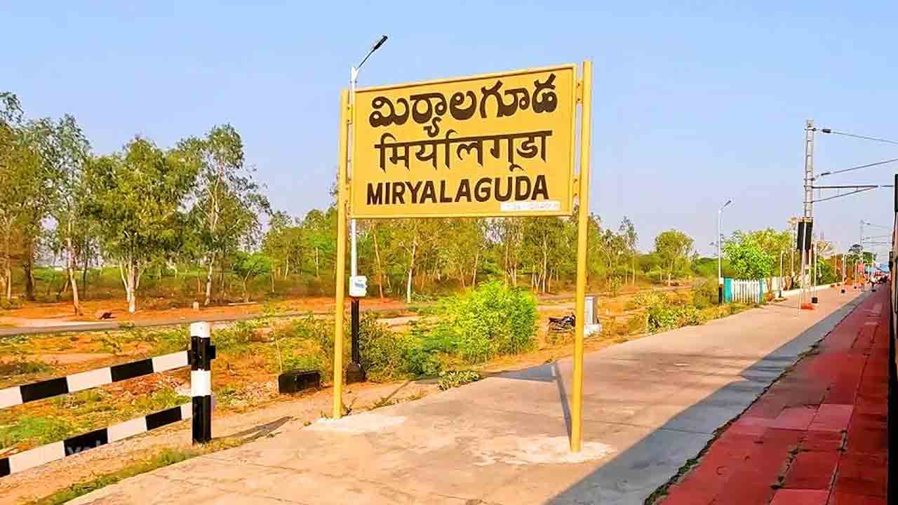 Howrah Express | ఇంజిన్లో సాంకేతిక లోపం.. మిర్యాలగూడలో నిలిచిన హౌరా ఎక్స్ప్రెస్