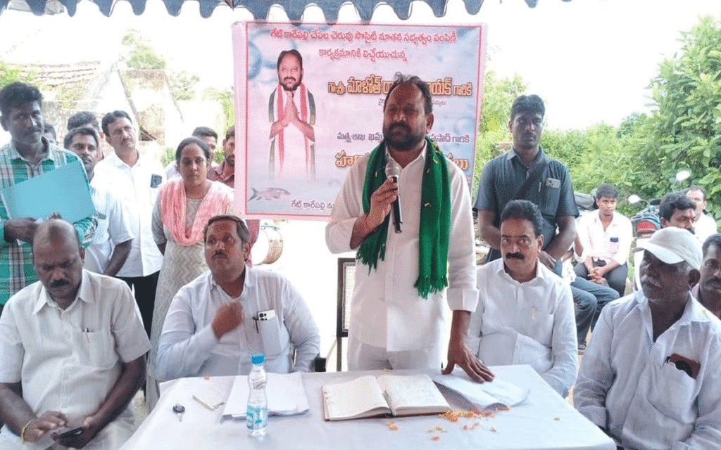 Karepally : మ‌త్స్య‌కారుల‌కు ఎమ్మెల్యే రాందాస్ నాయ‌క్ స‌భ్య‌త్వాలు అంద‌జేత‌