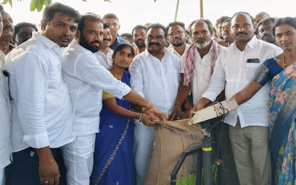 Aravapally : రైతులు దళారులను నమ్మి మోసపోవద్దు : ఎమ్మెల్యే మందుల సామేల్‌