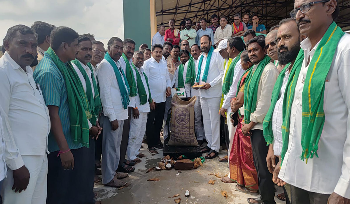 MLA Vijayaramana Rao | మొక్కజొన్న కొనుగోలు కేంద్రాలను రైతులు వినియోగించుకోవాలి.. ఎమ్మెల్యే విజయరమణారావు