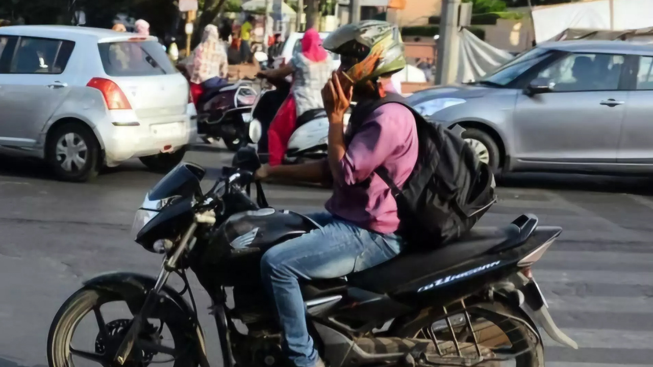 డ్రైవ్‌ చేస్తూ..ఫోన్‌ చూస్తే..