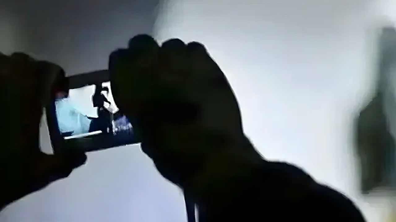 Vijayawada | విజయవాడలో తెలంగాణ యువతికి చేదు అనుభవం.. లాడ్జిలో స్నానం చేస్తుండగా రికార్డ్‌!