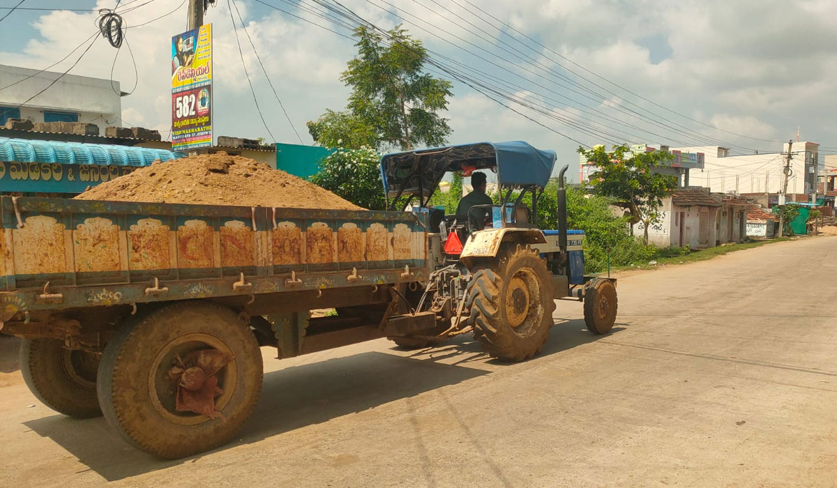 Peddapally | బేగంపేట కేంద్రంగా మొదలైన మొరం దందా..పట్టించుకోని అధికారులు