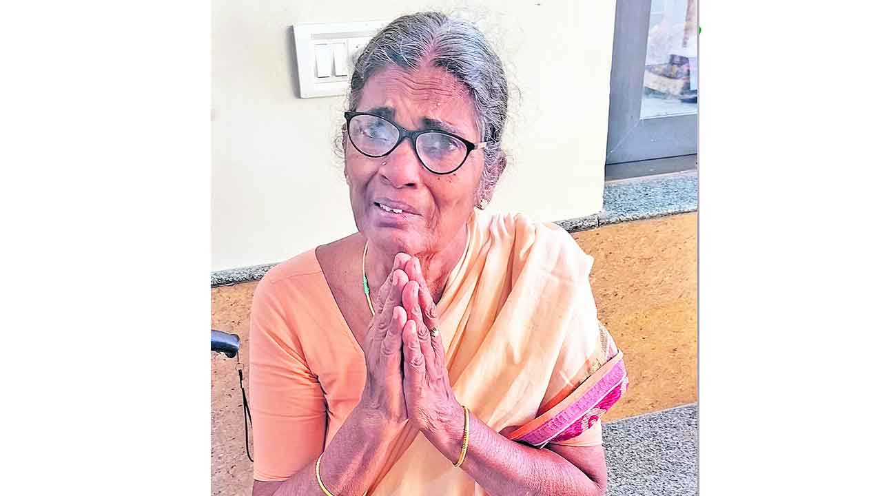 ఆస్తులు పంచుకొని.. తల్లిని మరిచిన కర్కశులు