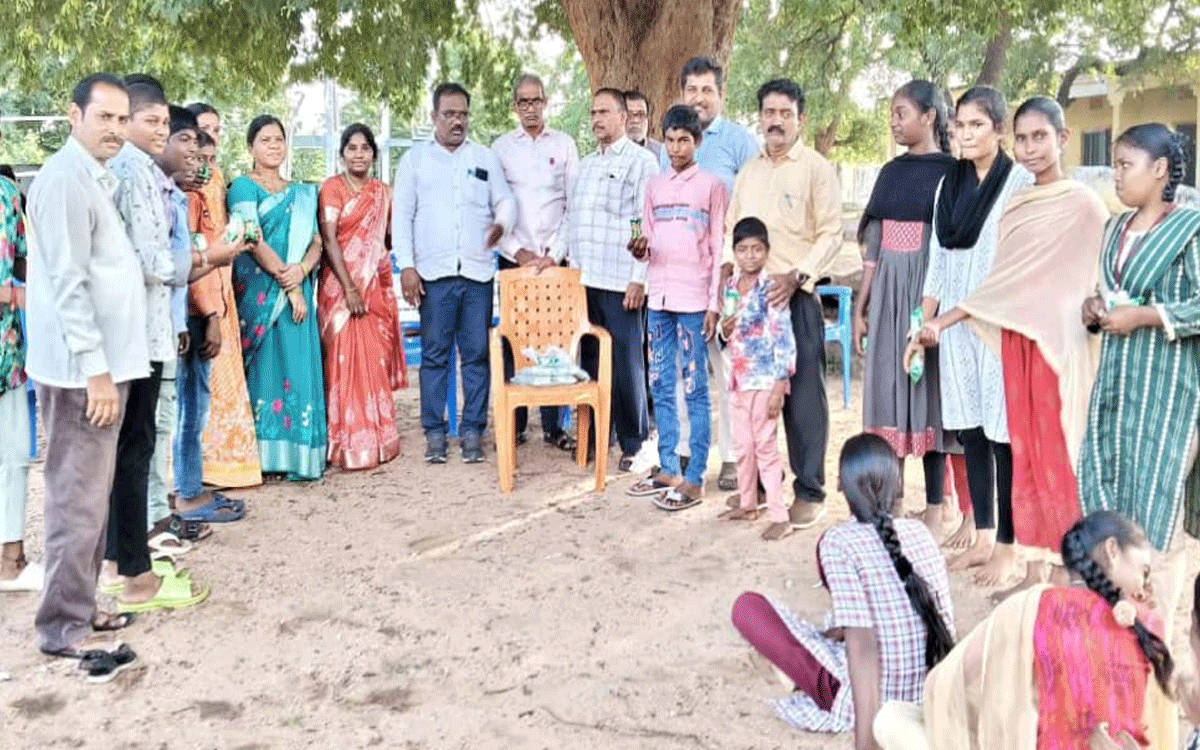 Ramannapet : ప‌దో త‌ర‌గ‌తి విద్యార్థుల‌కు ఉపాధ్యాయులు స్నాక్స్ విత‌ర‌ణ‌