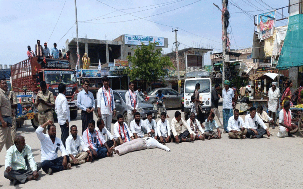 Munugode : మునుగోడులో బీసీ సంఘాల ధర్నా