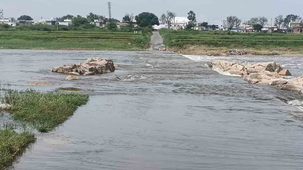 Musi River | మూసీ నది ఉగ్రరూపం.. స్తంభించిన రాకపోకలు
