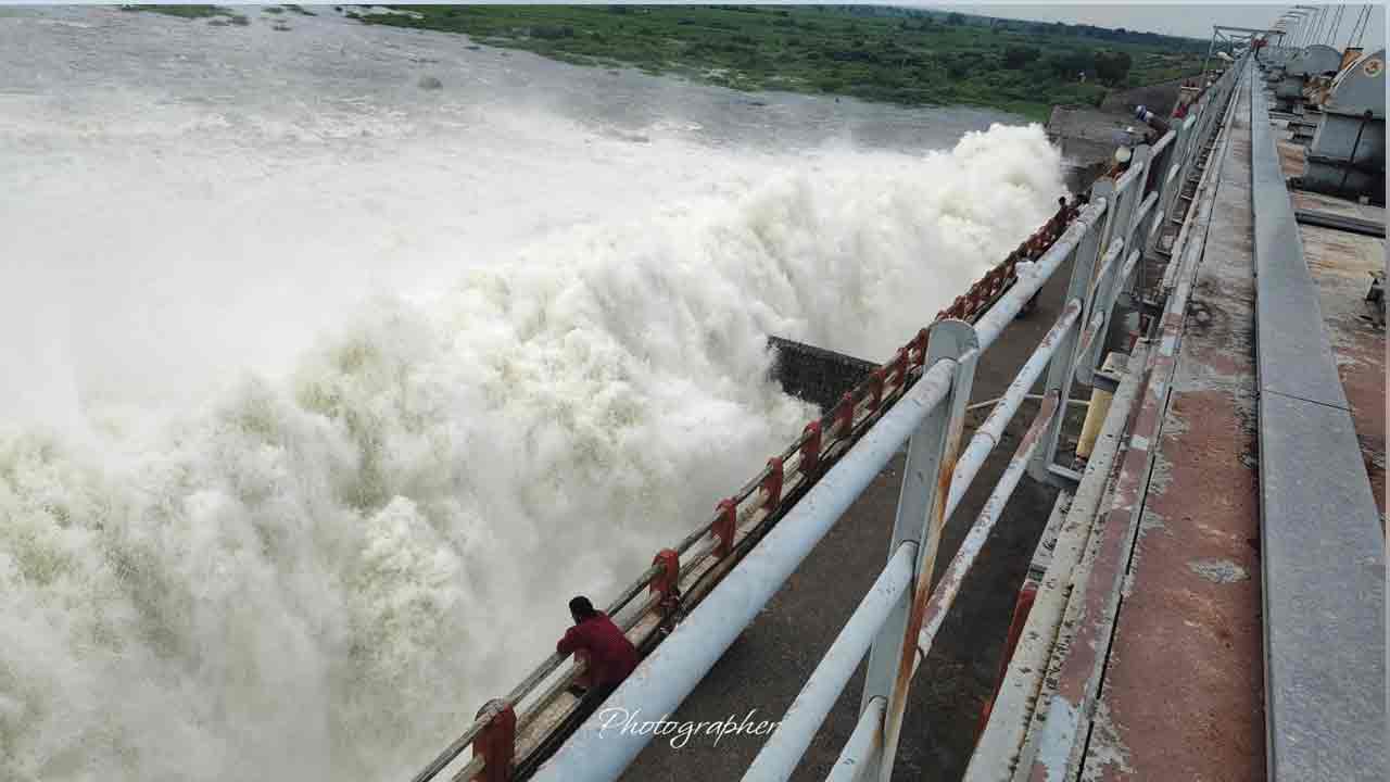 Musi River | నిండు కుండ‌లా మూసీ న‌ది.. ఏడు గేట్లు ఎత్తివేత‌