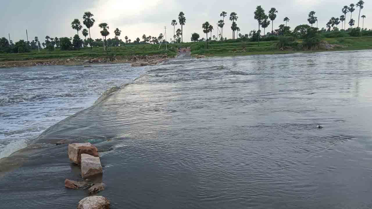 Musi River | పరవళ్లు తొక్కుతున్న మూసీ నది నిలిచిన రాకపోకలు
