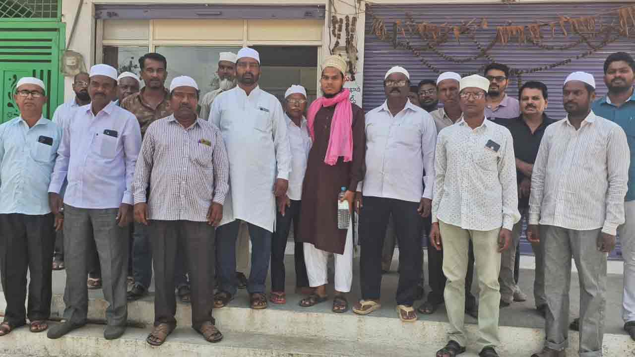 అక్ర‌మార్కుల‌కు గుడి స్థ‌లం.. బ‌చ్చ‌న్న‌పేట అఖిల‌ప‌క్షానికి ముస్లిం క‌మిటీ మ‌ద్ద‌తు