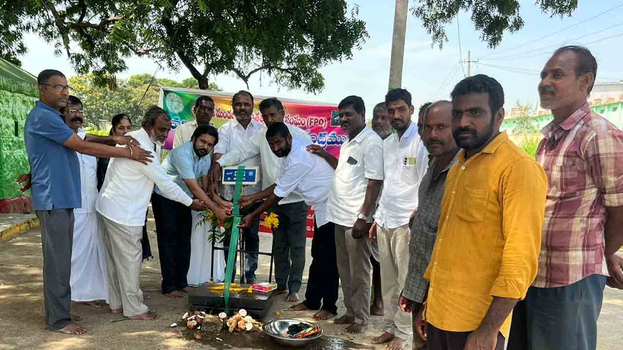 Purchasing centers | కొనుగోలు కేంద్రాలు సద్వినియోగం చేసుకోవాలి :  నాబార్డు డీడీఎం కృష్ణ తేజ