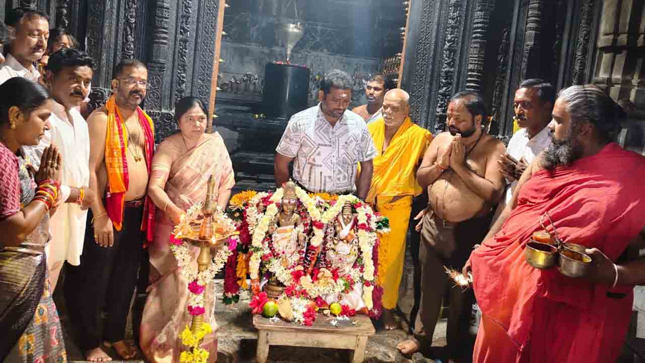 Thousand Pillar Temple | వేయిస్తంభాల దేవాలయంలో కార్తీక మాసోత్సవాలు ప్రారంభించిన ఎమ్మెల్యే నాయిని