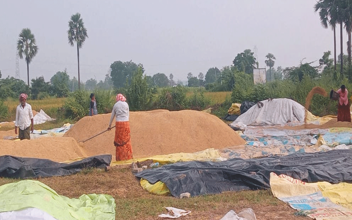 Nakrekal : నకిరేకల్‌లో మహిళల ప‌ట్ల అధికారుల‌ వివ‌క్ష.. ఒక్క ధాన్యం కొనుగోలు కేంద్రం కేటాయించని వైనం