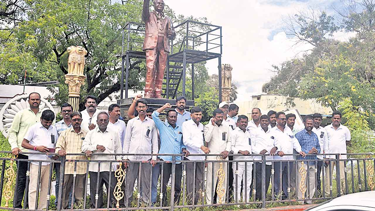 పత్రికా స్వేచ్ఛను హరించడం సరైంది కాదు