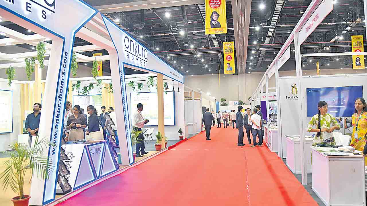 స్టాళ్లు ఖాళీ.. రియల్టీ కంగాళీ..