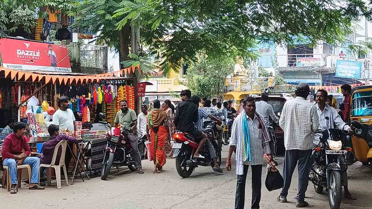 Narnoor | నిబంధనకు విరుద్ధంగా.. పటాకుల దుకాణాల ఏర్పాటు