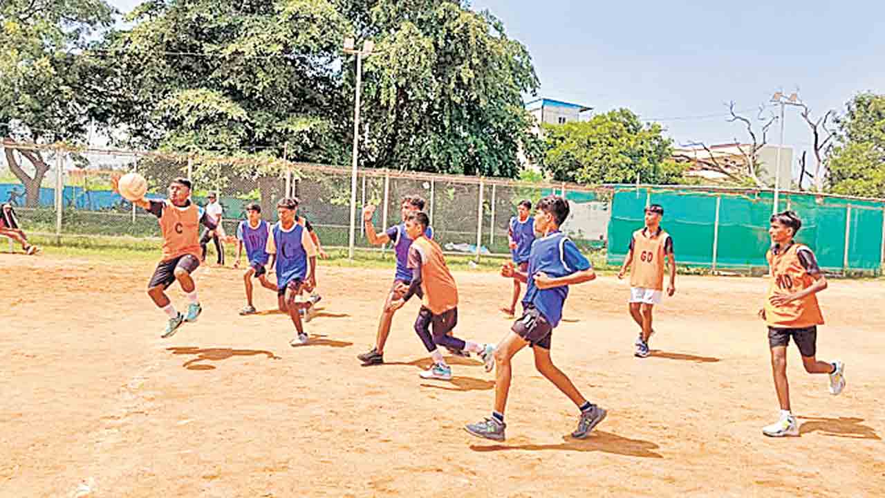 హోరాహోరీగా నెట్‌బాల్‌ పోటీలు