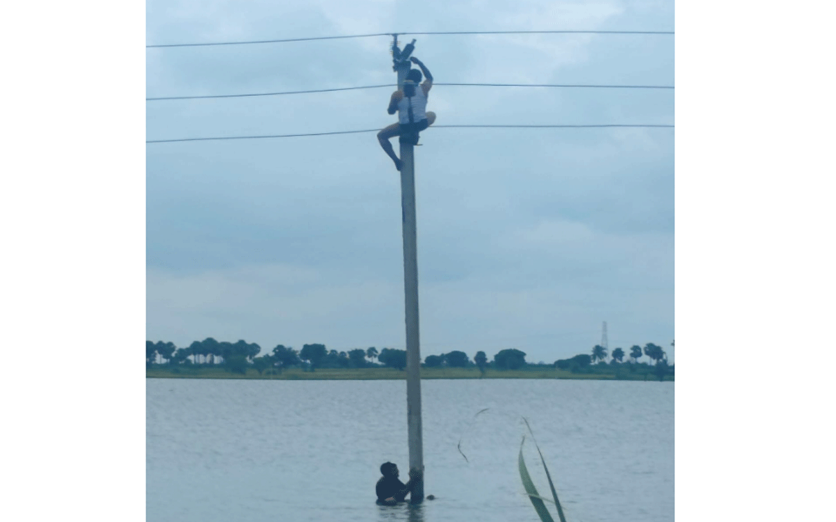Nidamanoor : నీళ్ల‌లో ఈదుకుంటూ వెళ్లి చెరువులోని విద్యుత్ స్తంభానికి ఇన్సూలేటర్ అమర్చిన సిబ్బంది
