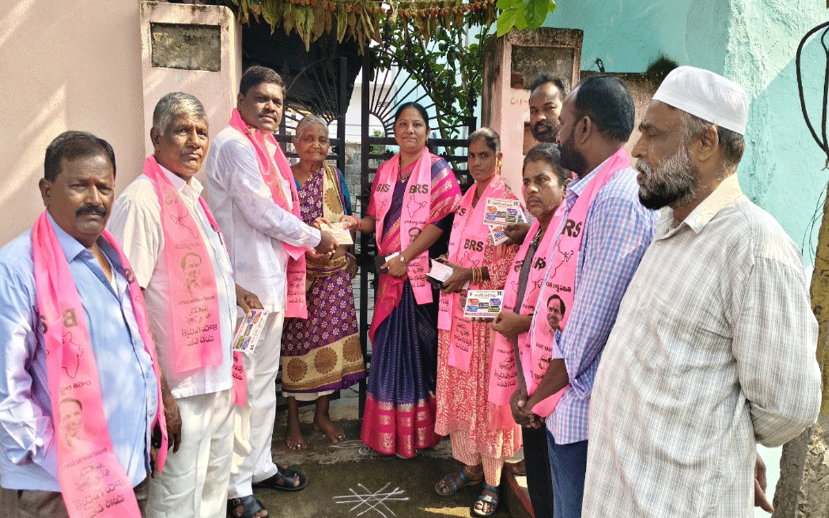 Suryapet : సూర్యాపేట‌లో గడపగడకు కాంగ్రెస్ బాకీ కార్డుల పంపిణీ