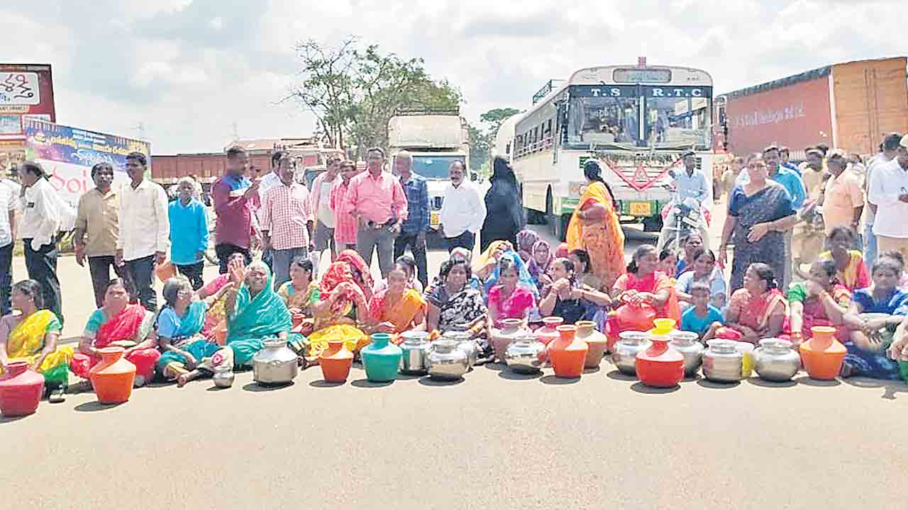 తాగునీటి కోసం రోడ్డెక్కిన మహిళలు