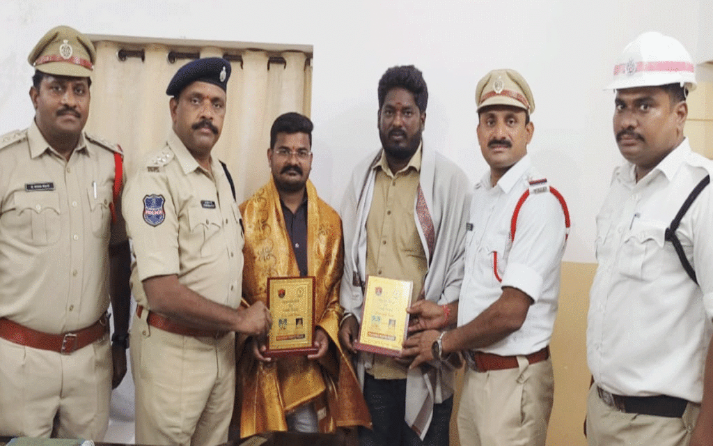 Nilagiri : సామాజిక బాధ్య‌త‌పై యువ‌కుల‌కు డీఎస్పీ కొలను శివరాంరెడ్డి అభినంద‌న