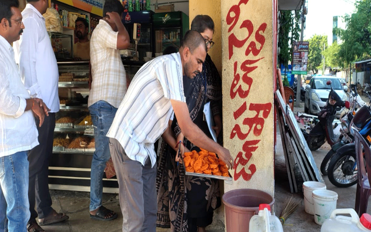 Nalgonda Rural : నల్లగొండలోని స్వీట్ షాపుల్లో ఫుడ్ సేఫ్టీ అధికారుల‌ తనిఖీలు