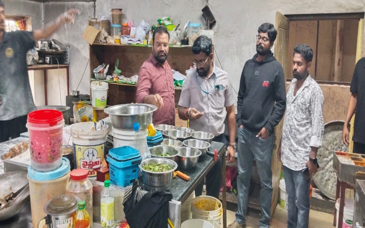 Nalgonda Rural : నల్లగొండలోని స్వీట్ షాపుల్లో ఫుడ్ సేఫ్టీ అధికారుల‌ తనిఖీలు