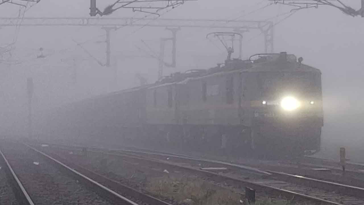 ఓదెలలో మంచు తుఫాను.. రైళ్ల రాకపోకలకు అంతరాయం