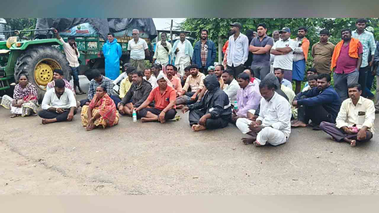 Cotton procurement | నిలిచిన పత్తి కొనుగోళ్లు.. రహదారిపై రైతుల నిరసన, భారీగా ట్రాఫిక్‌ జామ్‌