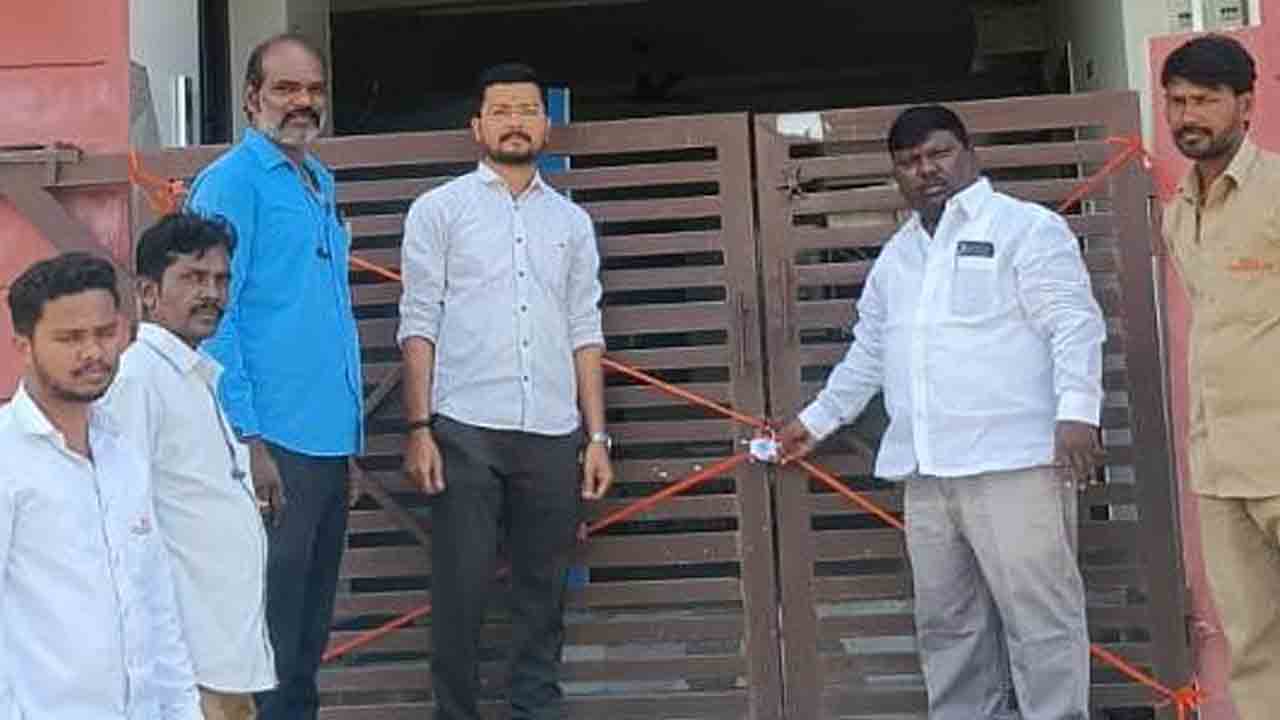 OYO hotel | అనుమతి లేని ఓయో హోటల్‌ భవనాన్ని సీజ్‌ చేసిన మున్సిపాలిటీ అధికారులు