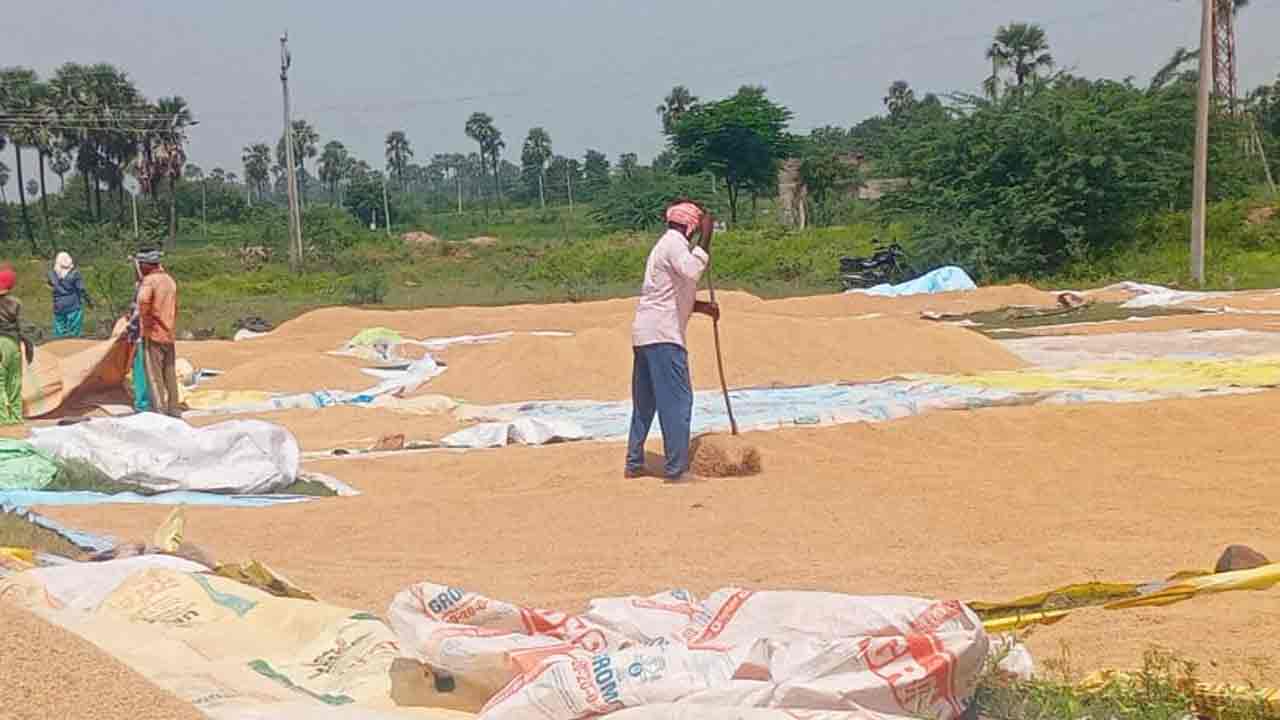 నకిరేకల్ పీఏసీఎస్ సెంటర్లలో రైతులకు బెదిరింపులు